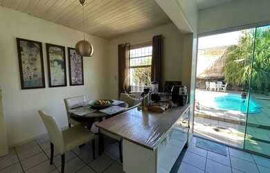 Imagem: A casa possui 3 Dormitórios, 2 Banheiros, 1 Vaga na garagem