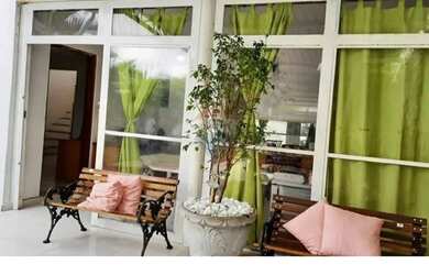 Imagem: A casa possui 4 Dormitórios, 4 Banheiros, 5 Vagas na garagem