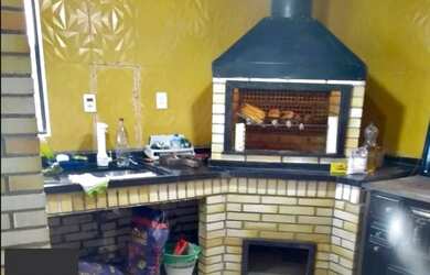 Imagem: A casa possui 3 Dormitórios, 2 Banheiros, 2 Vagas na garagem