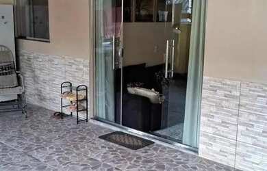 Imagem: A casa possui 3 Dormitórios, 1 Banheiro, 3 Vagas na garagem