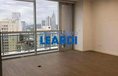 Imagem: O depósito possui 1 Vaga na garagem e 43m² de Área e está