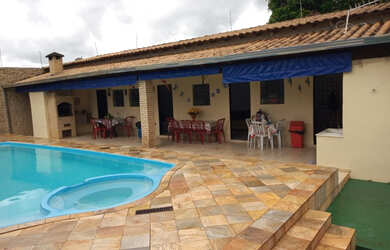 Imagem: A casa possui 2 Dormitórios, 4 Vagas na garagem, Churrasqueira