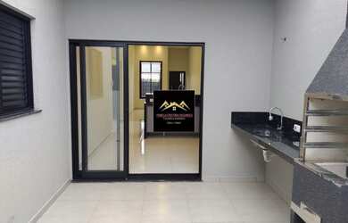 Imagem: A casa possui 3 Dormitórios, 2 Banheiros, 2 Vagas na garagem