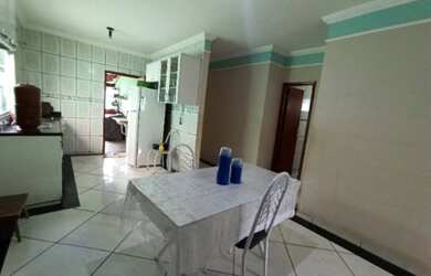 Imagem: A casa possui 3 Dormitórios, 2 Banheiros e está localizado