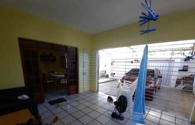 Imagem: A casa possui 3 Dormitórios, 1 Banheiro, 2 Vagas na garagem