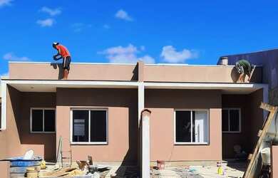 Imagem: A casa possui 2 Dormitórios, 1 Banheiro, 2 Vagas na garagem