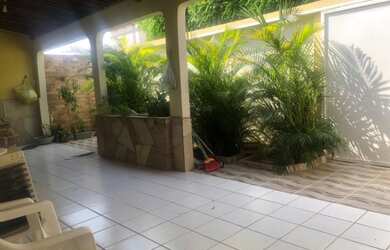 Imagem: A casa possui 4 Dormitórios, 3 Banheiros, 2 Vagas na garagem