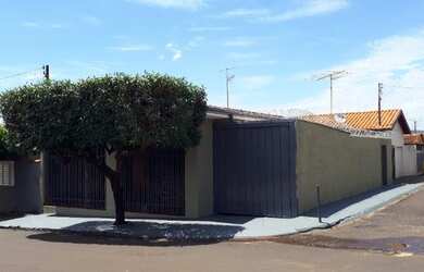 Imagem: A casa possui 2 Dormitórios, 1 Banheiro, 2 Vagas na garagem