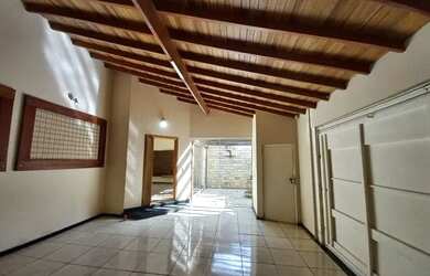 Imagem: A casa possui 3 Dormitórios, 3 Banheiros, 2 Vagas na garagem