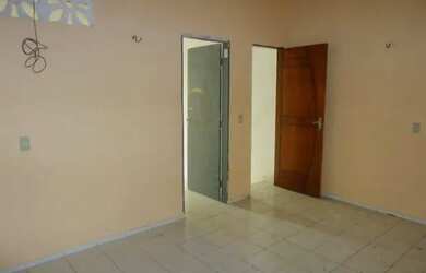 Imagem: A casa possui 1 Dormitório, 1 Banheiro, 1 Vaga na garagem e