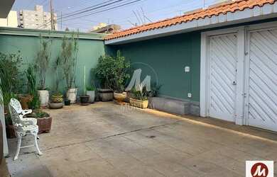 Imagem: O depósito possui 4 Vagas na garagem, 249m² de Área e está