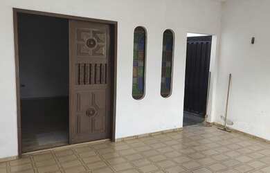 Imagem: A casa possui 4 Dormitórios, 1 Banheiro, 3 Vagas na garagem