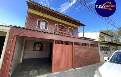 Imagem: A casa possui 3 Dormitórios, 2 Banheiros, 4 Vagas na garagem