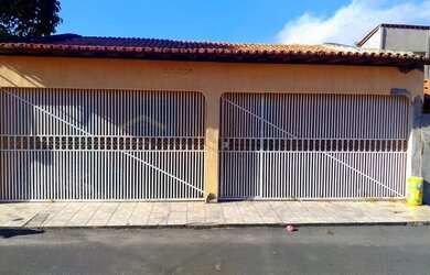 Imagem: A casa possui 3 Dormitórios, 1 Banheiro, 2 Vagas na garagem