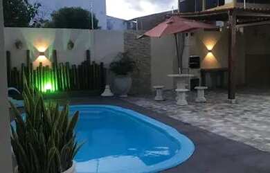 Imagem: A casa possui 3 Dormitórios, 3 Vagas na garagem e está localizado