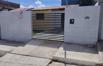 Imagem: A casa possui 3 Dormitórios, 2 Banheiros, 2 Vagas na garagem