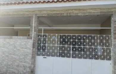 Imagem: A casa possui 3 Dormitórios, 2 Banheiros, 2 Vagas na garagem