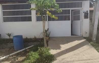 Imagem: A casa possui 3 Dormitórios, 1 Banheiro, 1 Vaga na garagem