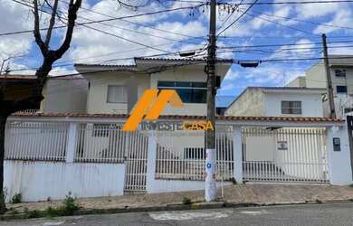 Imagem: A casa possui 4 Dormitórios, 3 Banheiros, 5 Vagas na garagem