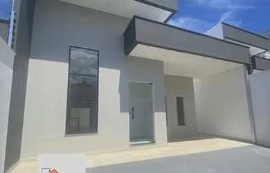 Imagem: A casa possui 3 Dormitórios, 2 Banheiros, 2 Vagas na garagem