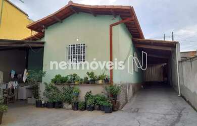 Imagem: A casa possui 3 Dormitórios, 1 Banheiro, 3 Vagas na garagem