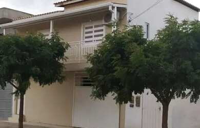 Imagem: A casa possui 2 Dormitórios, 1 Banheiro, 3 Vagas na garagem