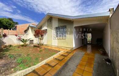 Imagem: A casa possui 3 Dormitórios, 1 Banheiro, 2 Vagas na garagem