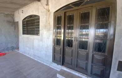 Imagem: A casa possui 4 Dormitórios, 1 Banheiro, 2 Vagas na garagem