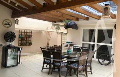 Imagem: A casa em condomínio possui 4 Dormitórios, 4 Banheiros, 2