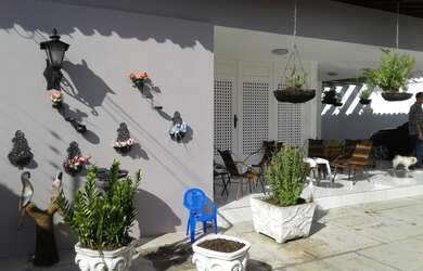 Imagem: A casa possui 3 Dormitórios, 2 Banheiros, 2 Vagas na garagem