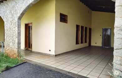 Imagem: A casa possui 3 Dormitórios, 3 Banheiros, 3 Vagas na garagem