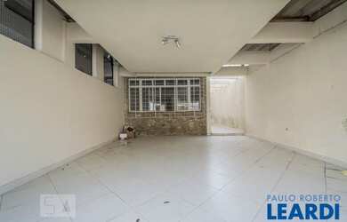 Imagem: A casa possui 3 Dormitórios, 3 Banheiros, 2 Vagas na garagem