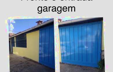 Imagem: A casa possui 3 Dormitórios, 2 Banheiros, 2 Vagas na garagem