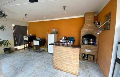 Imagem: A casa possui 3 Dormitórios, 2 Banheiros, 2 Vagas na garagem