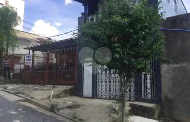 Imagem: A casa possui 3 Dormitórios, 2 Banheiros, 3 Vagas na garagem