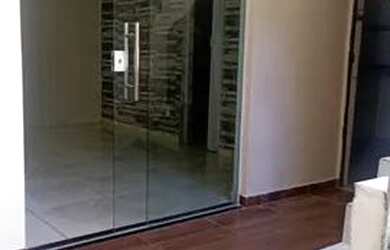 Imagem: A casa e possui 1 Dormitório, Suítes, 1 Banheiro está localizado