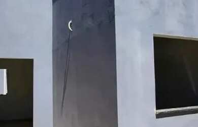 Imagem: A casa possui 3 Dormitórios, 1 Banheiro, 2 Vagas na garagem