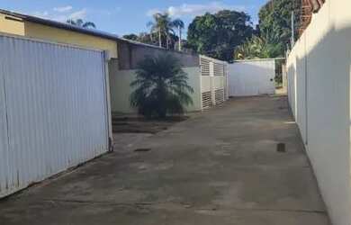 Imagem: A casa possui 3 Dormitórios, 1 Banheiro, 2 Vagas na garagem