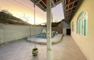 Imagem: A casa possui 3 Dormitórios, 2 Banheiros e 157m² de Área