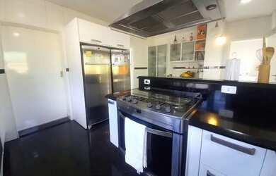 Imagem 15: Casa com Arquitetura Moderna toda Envidraçada em local alto com linda vista!