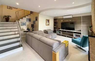 Imagem: A casa possui 4 Dormitórios, 4 Banheiros, 2 Vagas na garagem