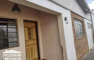 Imagem: A casa possui 2 Dormitórios, 2 Banheiros, 2 Vagas na garagem