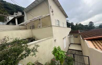 Imagem: A casa possui 1 Dormitório, 2 Banheiros, 1 Vaga na garagem