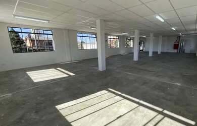 Imagem: O depósito possui 5 Vagas na garagem, 1.100m² de Área e