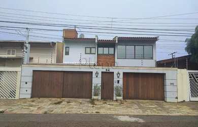 Imagem: A casa possui 4 Dormitórios, 2 Banheiros, 3 Vagas na garagem