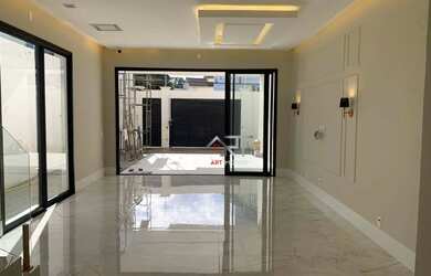 Imagem: A casa possui 3 Dormitórios, 4 Banheiros, 2 Vagas na garagem