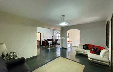 Imagem: A casa possui 5 Dormitórios, 4 Banheiros, 4 Vagas na garagem