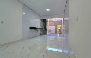 Imagem: A casa possui 3 Dormitórios, 2 Banheiros, 2 Vagas na garagem