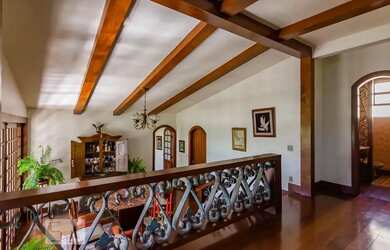 Imagem: A casa possui 5 Dormitórios, 4 Banheiros, 5 Vagas na garagem