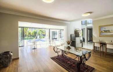 Imagem: A casa possui 4 Dormitórios, 5 Banheiros, 4 Vagas na garagem